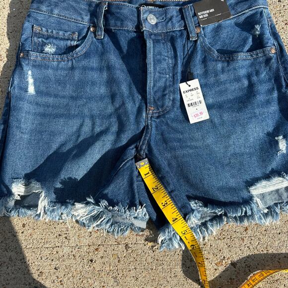 NWT WOMEN EXPRESS JEAN SHORTS BOYFRIEND (MIDID MID RISE FIT Buttonfly) - Picture 4 of 7